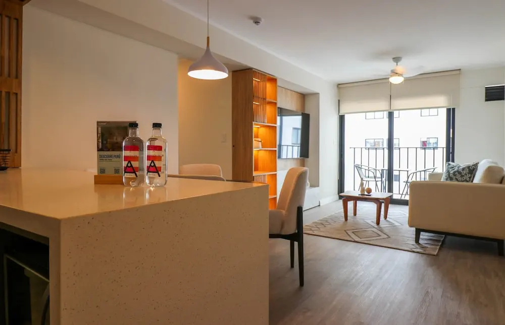 w Stunning 3BR w Balcony in Upscale Miraflores