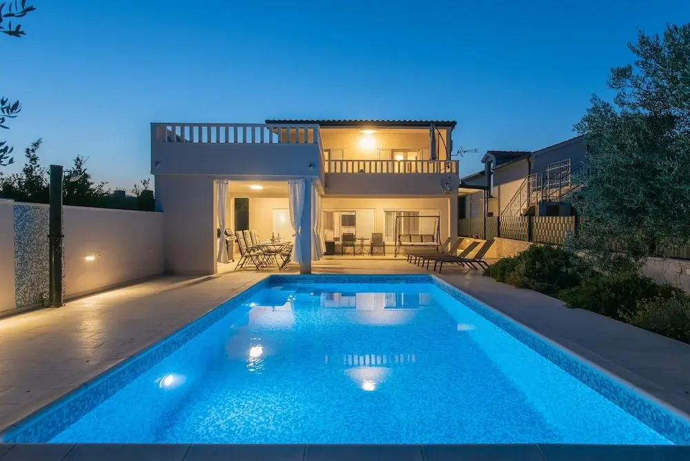 Beachfront villa Mihovil w. beach access