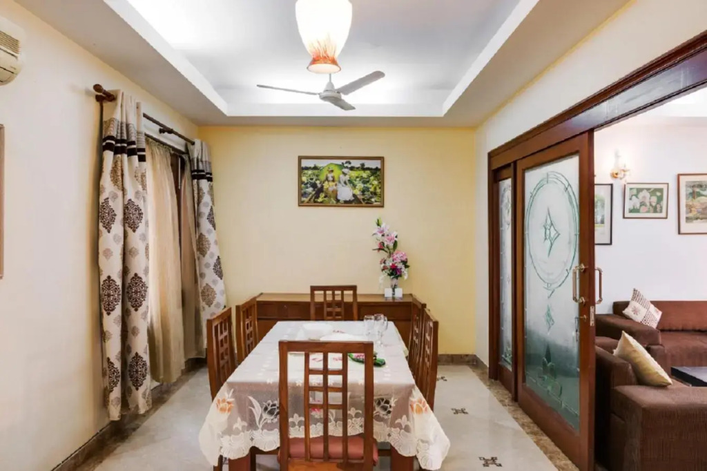Hostie Aarna-4 BR apt near Moolchand/Apollo, S. Delhi