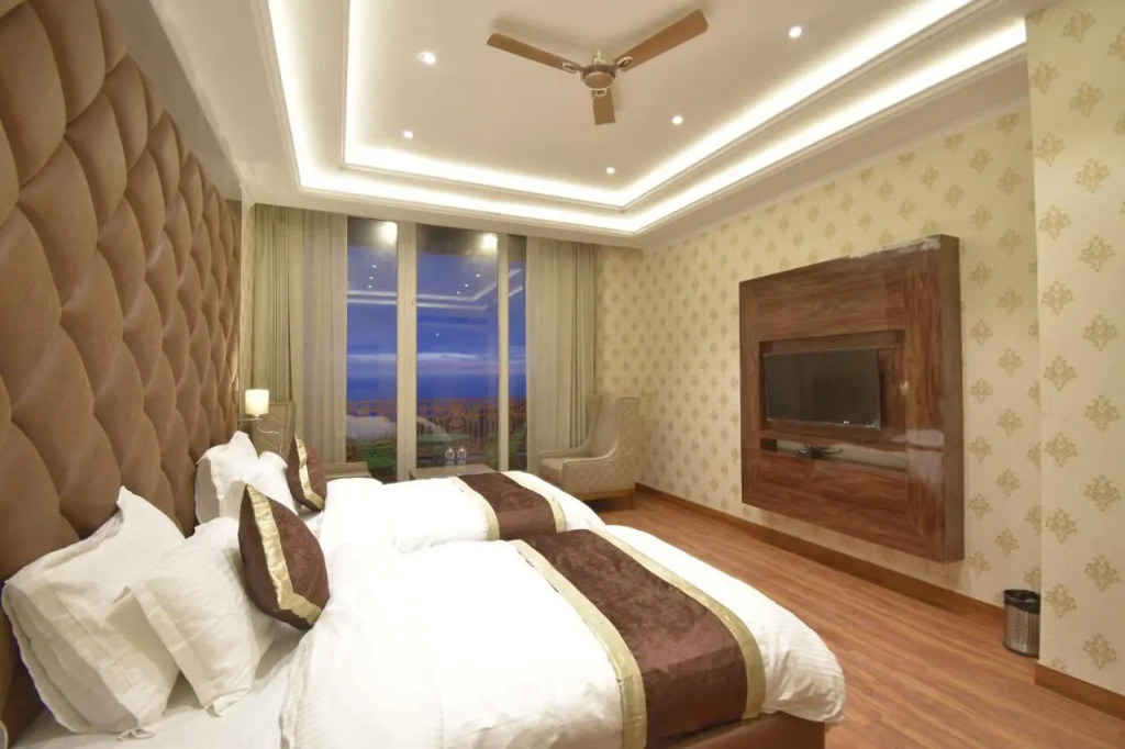 Grand Him Queen AC Room