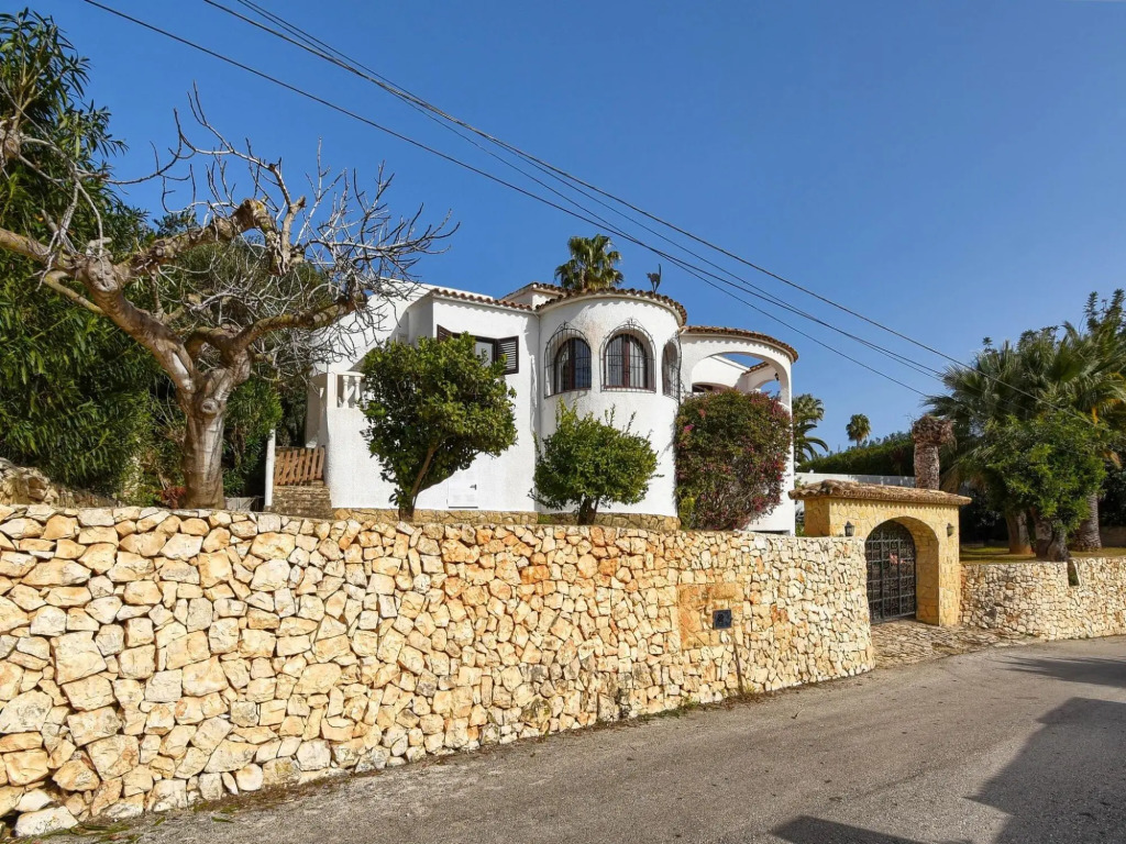 Beautiful villa with lots of privacy and private pool in Moraira near the beach