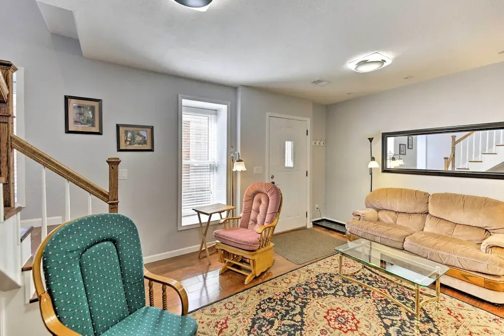 Charming Historic Condo - Walk to Downtown & UW