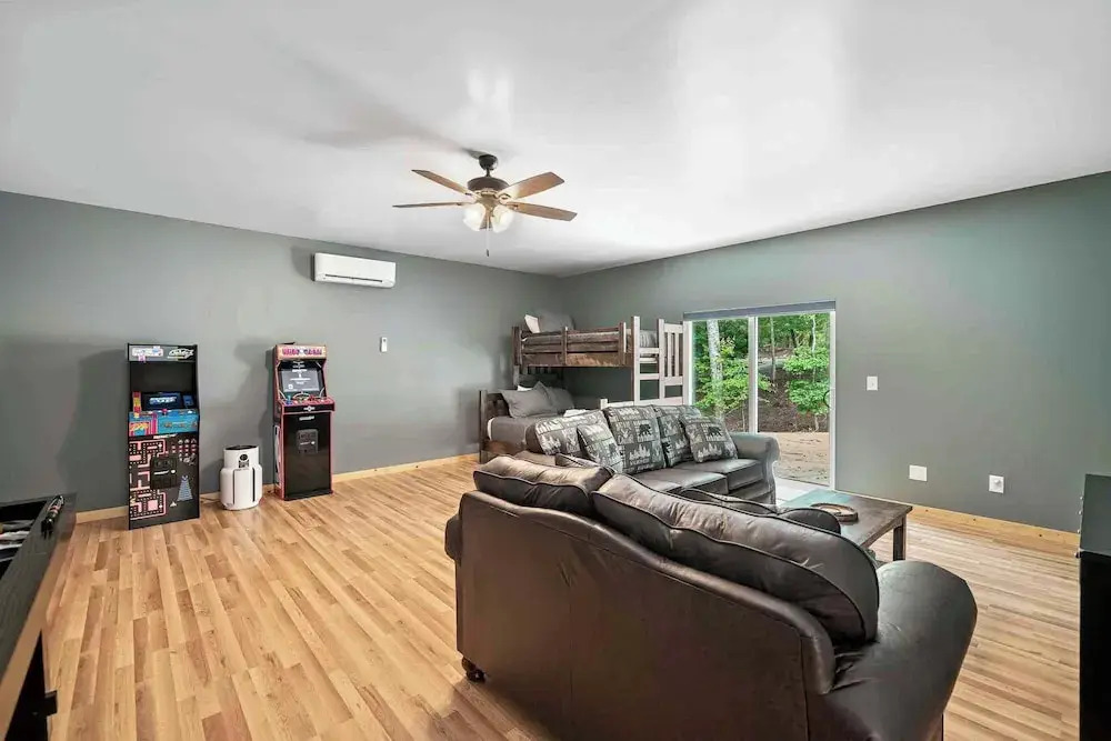 New Listing - Luxurious Mountain Home for 8 With Amenities