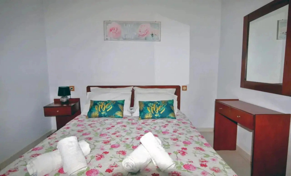 Eretria Cozy Home - Spacious Garden Retreats