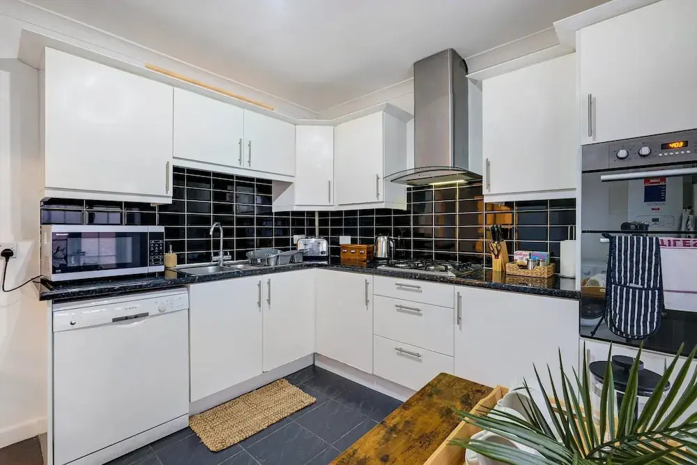 Modern 4 Bedroom Hse Garden in Feltham