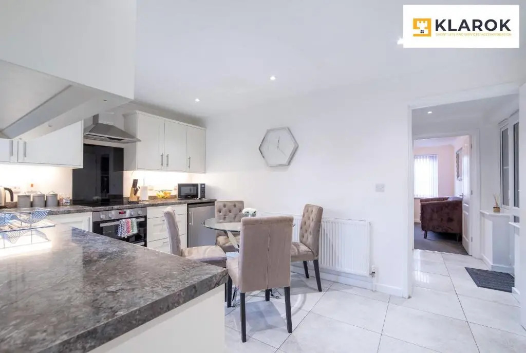 LARGE 4bed with BT Sports inc FREE parking by Klarok Accommodation Ltd