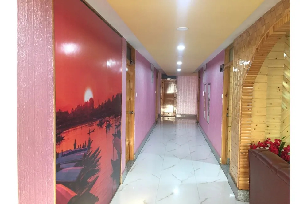 OYO 27855 Hotel Holiday Villa