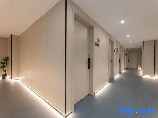 Xinxuting Hotel (Laodong Road Subway Station Xujiang Sky Street)