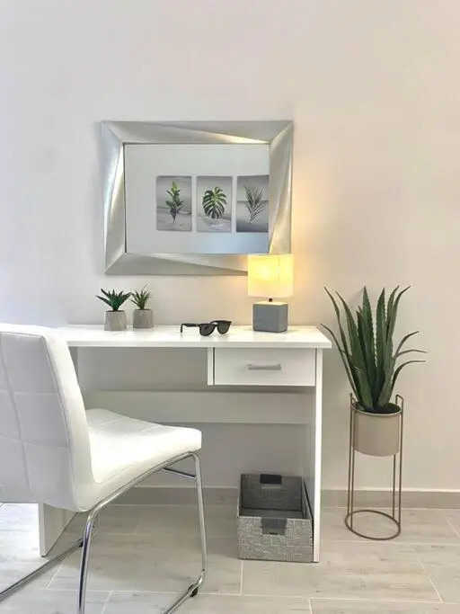 Elia Room & Garden II (new entry)