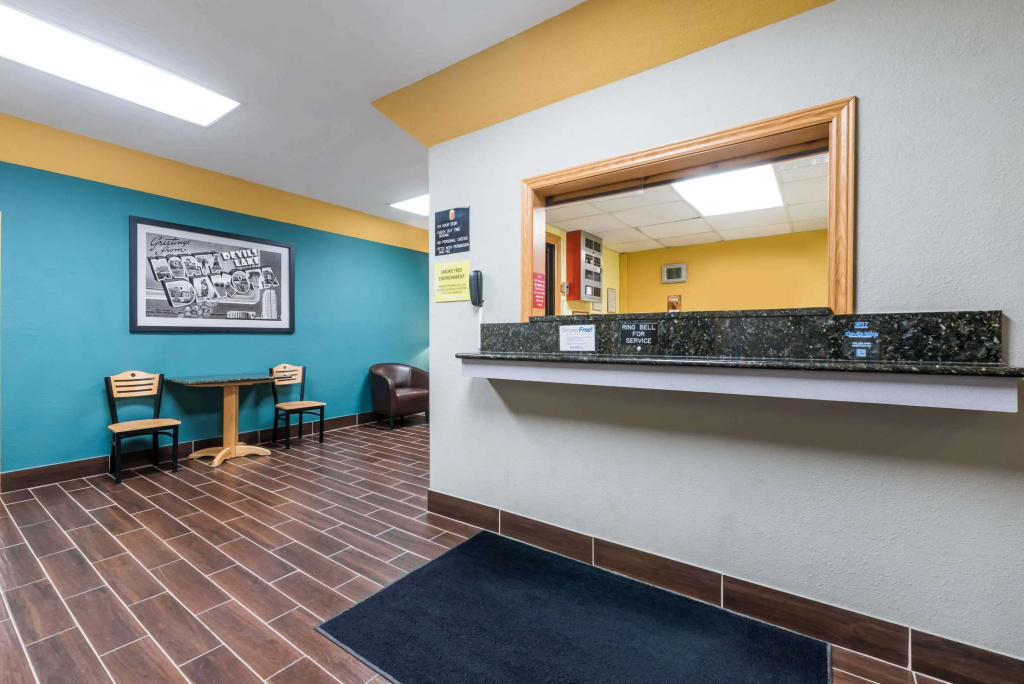 Super 8 by Wyndham Devils Lake