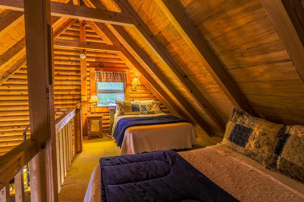 Mountainaire Inn and Log Cabins