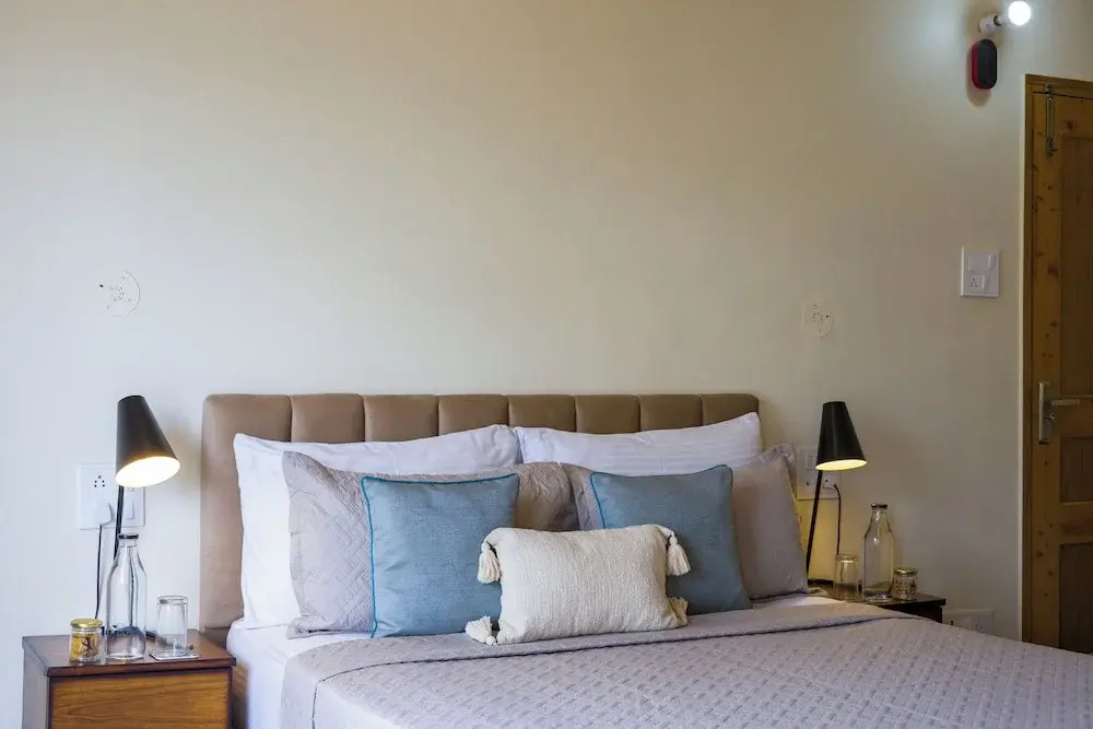 Alaya Stays Luuma Luxury Villa - Hillside 5-BHK Villa Amidst Pines With Garden, Balcony & Lounge
