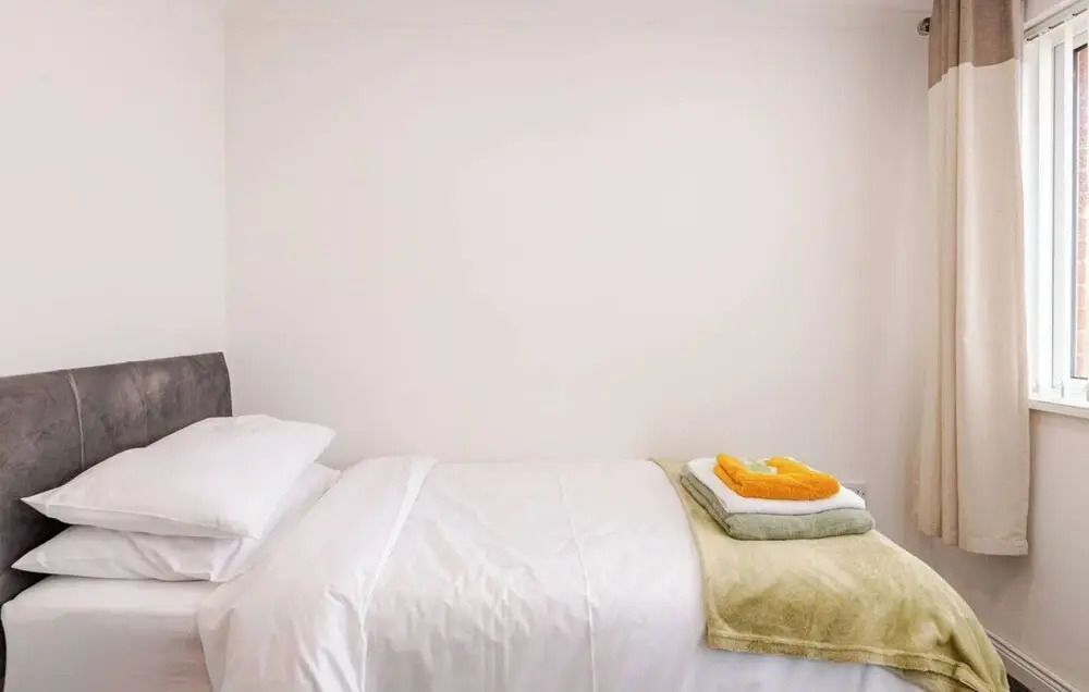 4 bed House - Private Garden - Free Parking