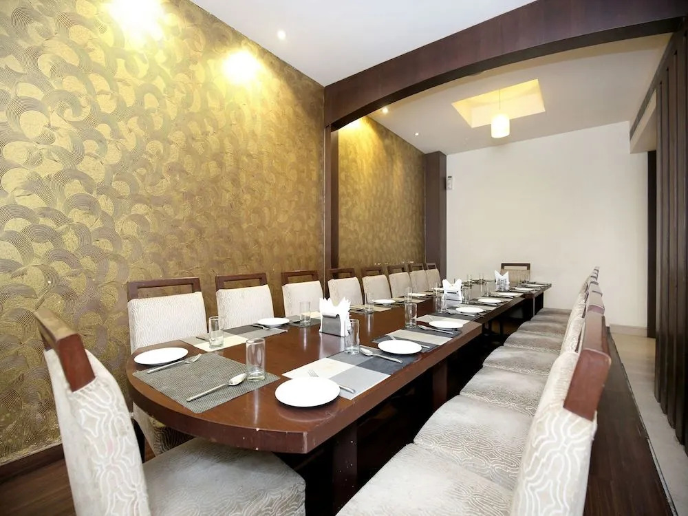 OYO 12989 White Diamond Hotel