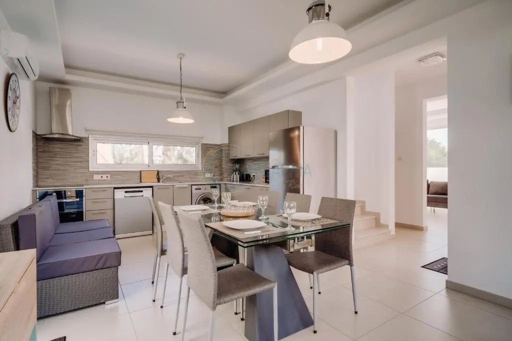 Dream 3bdr villa with private pool near the beach!