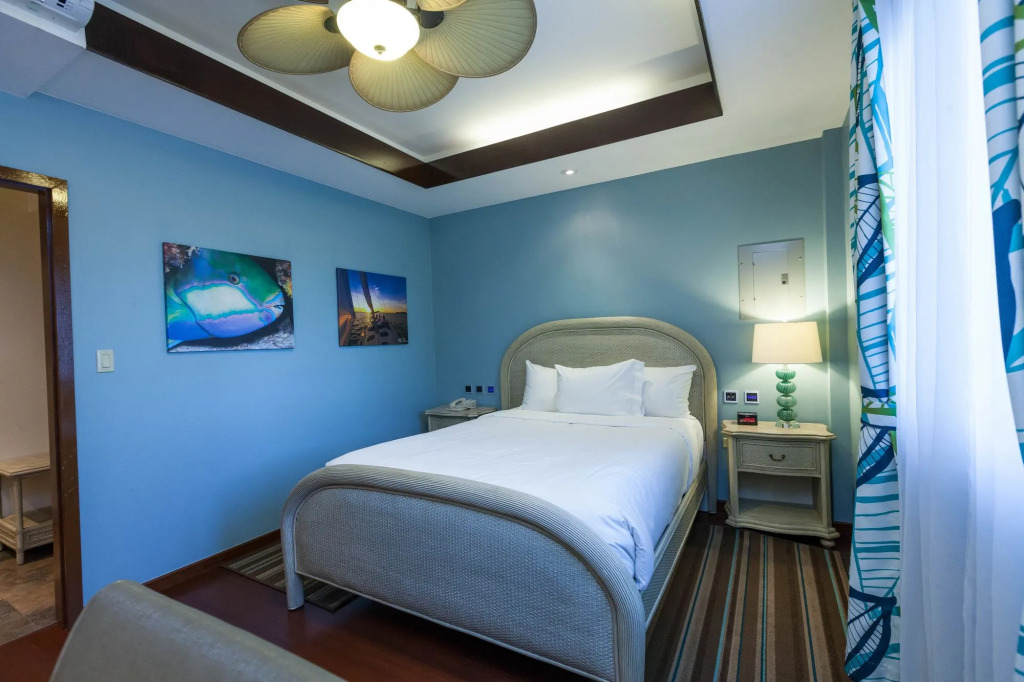 Surfrider Resort Hotel