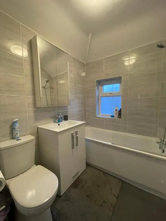 Entire House, 4 Bedroom, Parking, WiFi, Easy Access To Bus & Train