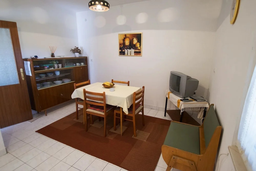 Apartment Nekic-on Quiet Location With Nice Garden