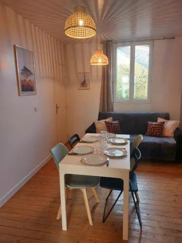 Les Belles Terrasses Dieppe ,3 appartements , LE VEGETAL de 1 à 8 personnes , LE TROPICAL de 1 à 6 personnes , LE FLORAL avec TERRASSE de 1 à 3 personnes , quartier calme au stationnement gratuit à coté de lavenue verte