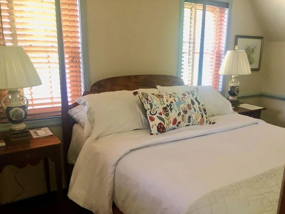 Hollymead House Inn/Bed & Breakfast