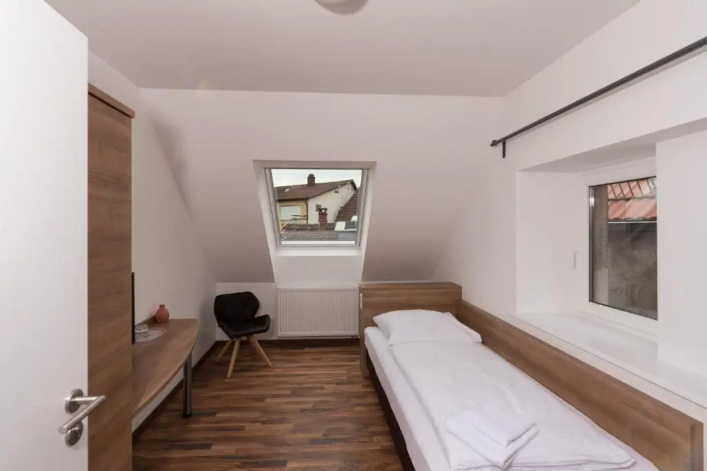 Boutique-Hotel Kronenstuben - unschlagbare Zentrumsnähe direkt am Marstall & Marktplatz - Schloss in 3 Min - Frühstück - Langzeitmiete