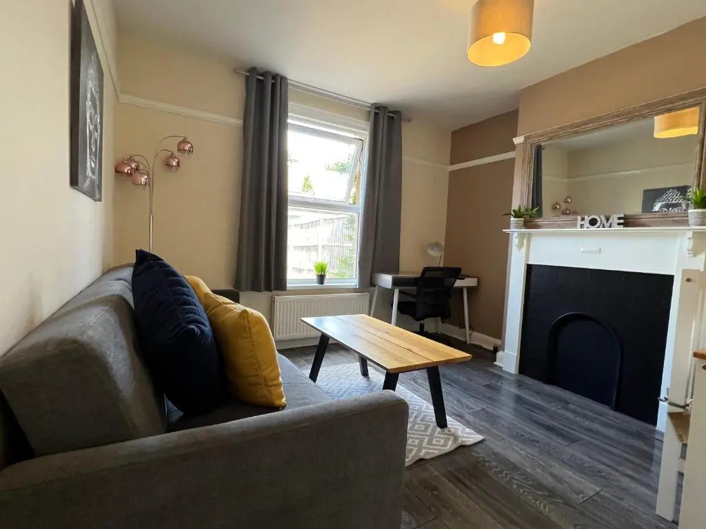 Comfortable King Bed - Location - Contractors - Family - Parking
