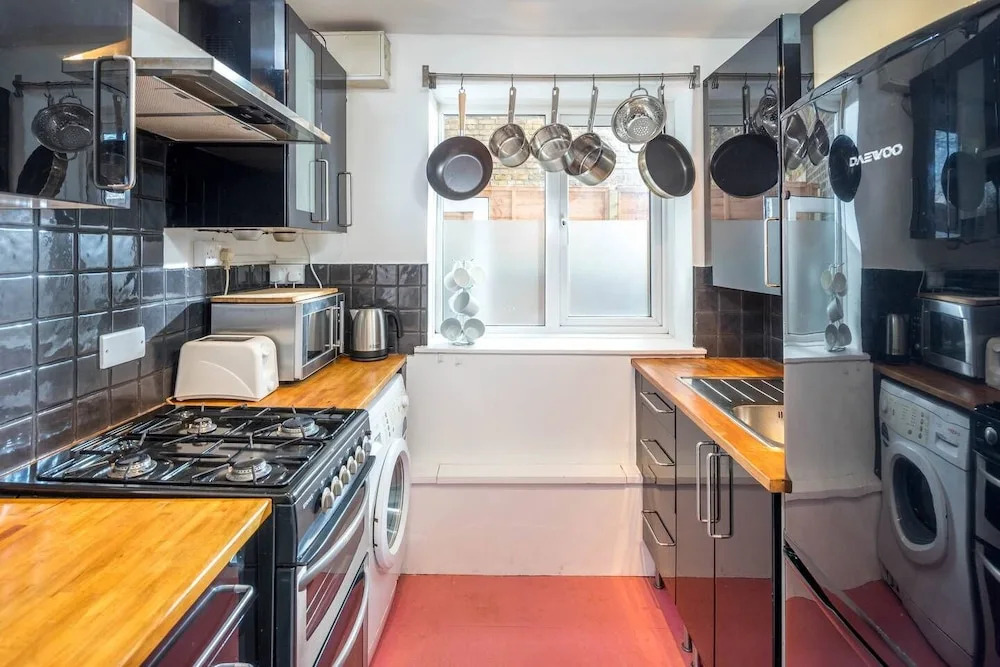 Charming flat w/ garden near Westfield (sleeps 4)