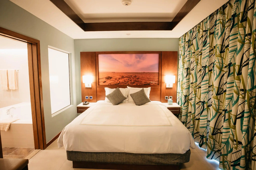 Surfrider Resort Hotel