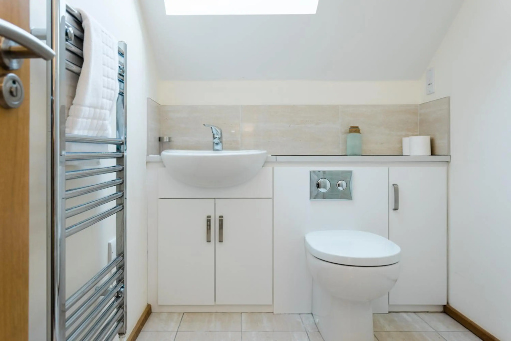 4 bed detached house - Freshwater