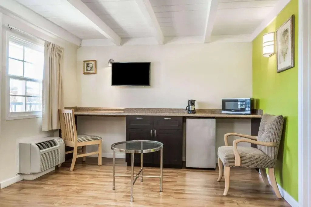 Econo Lodge Inn & Suites