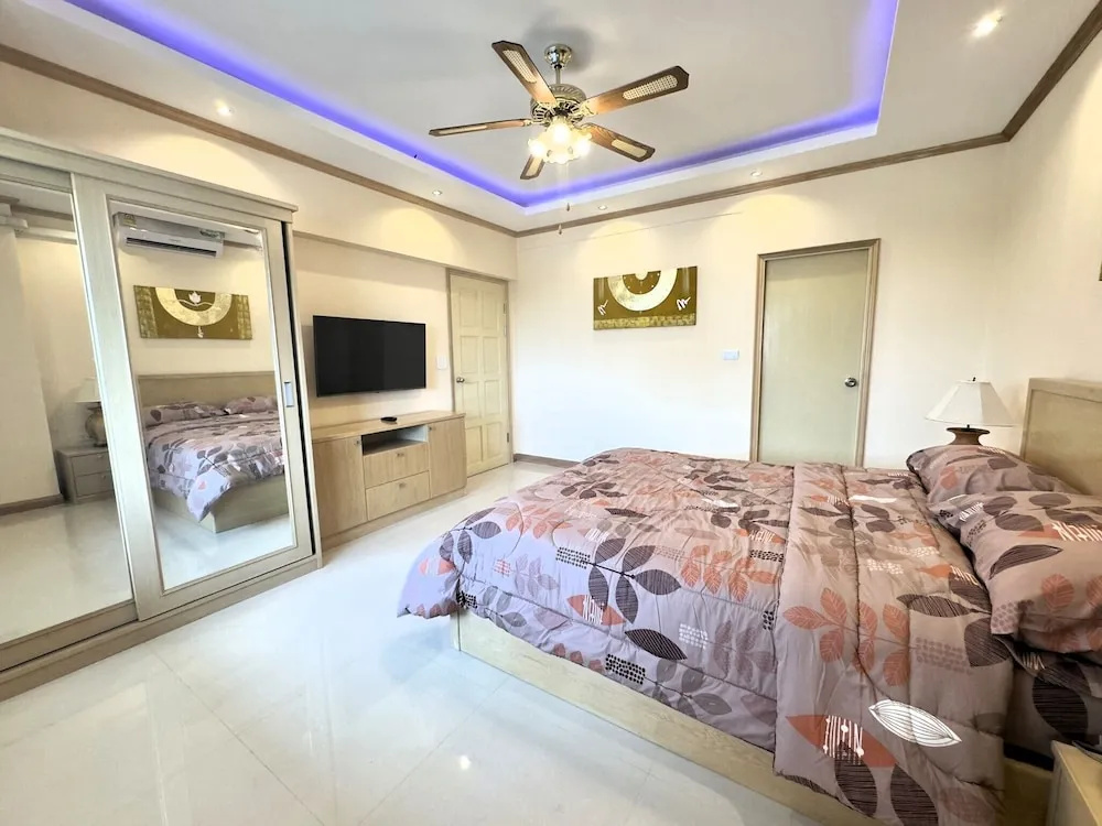 Stylish 1-bedroom Corner Condo Near Thepprasit Night Market -keha Condominium