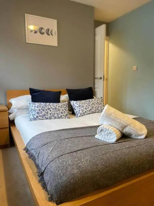 Sapphire - 3 Bedroom House Sleeps 7 with Parking.