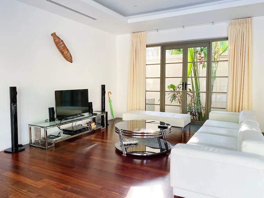 Luxe 2br Pool Villa walk to Bangtao Beach