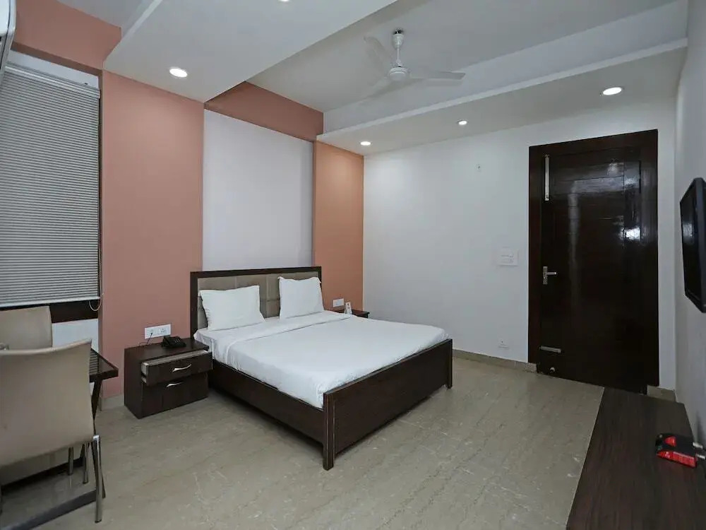 The Signature Hotel By OYO Rooms
