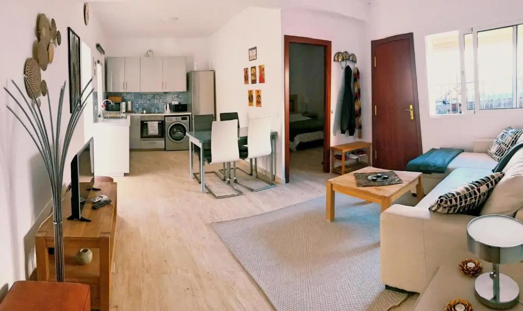 Quiet 3-bedroom house near Town Hall & Centre