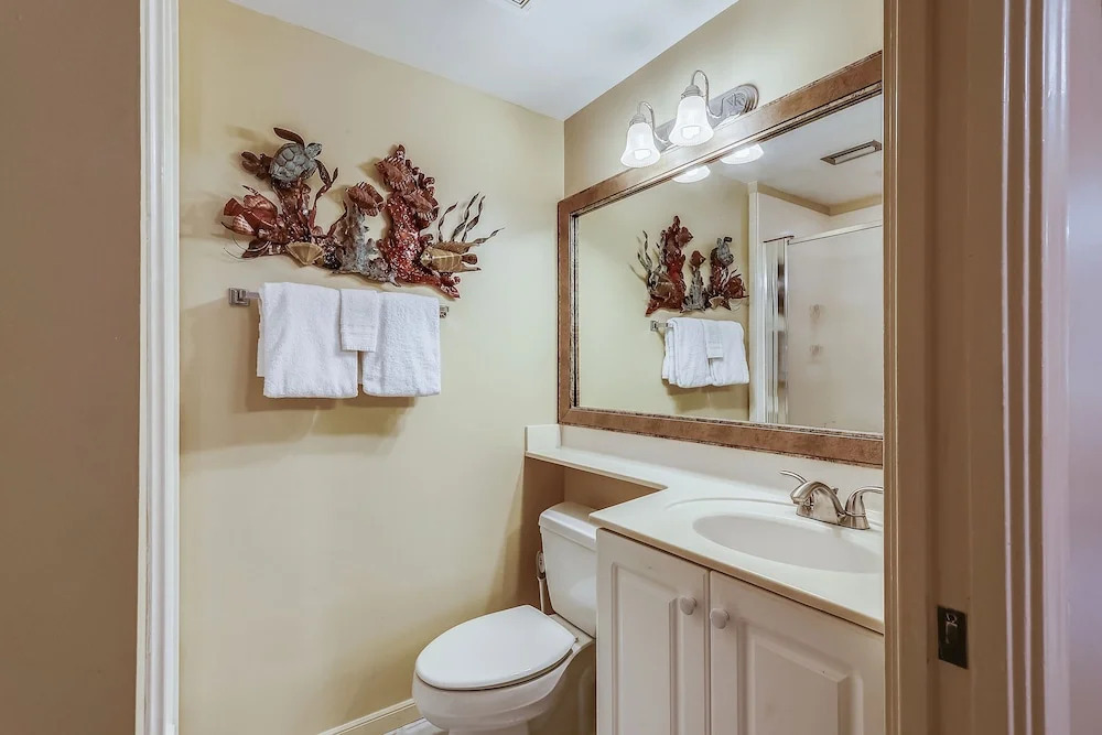 Waterview Yacht Club 532 is a 3 BR with Stunning views of the Pass by RedAwning