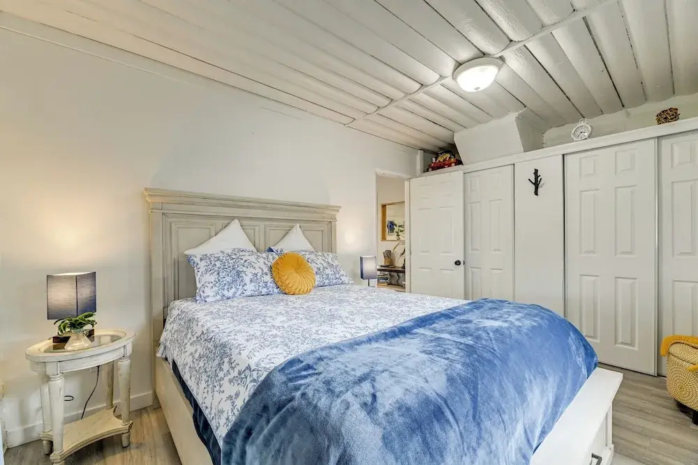 Unique Dog-friendly Log Cabin: Short Walk to Ocean