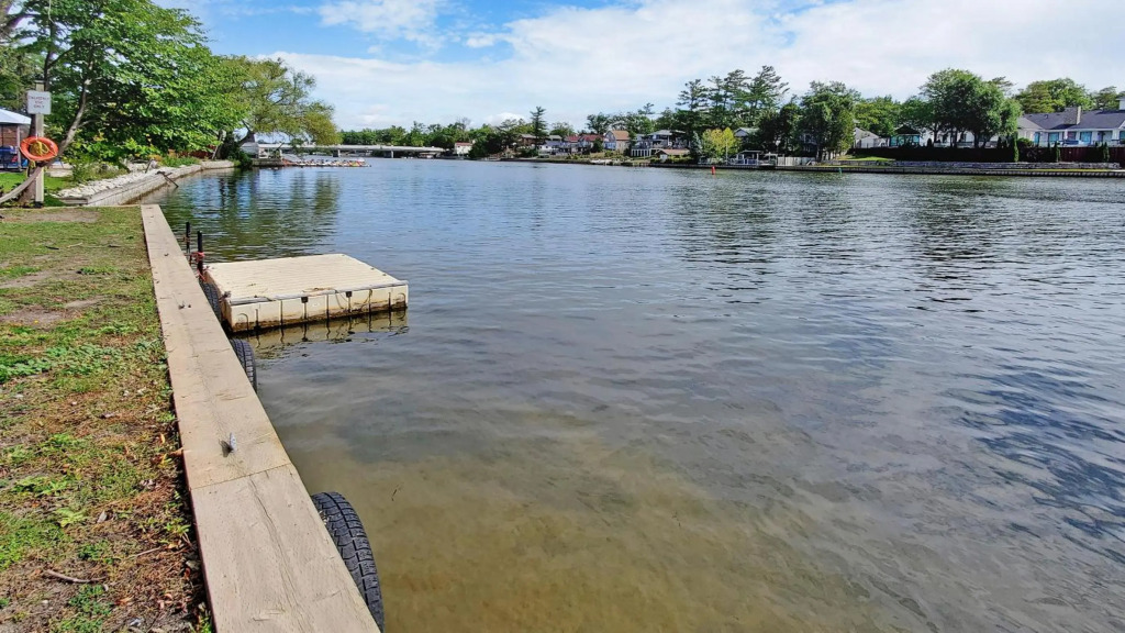 Main Beach River Retreat - Wasaga Beach 1 - Main Strip - 95 Mosley St