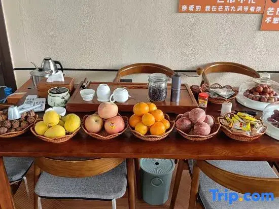 Mangshi Jiujian Homestay