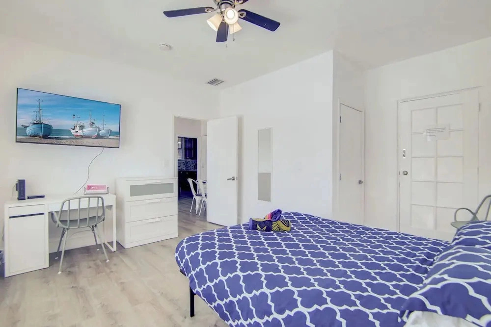 South Beach 2BR Condo Walk to Beach