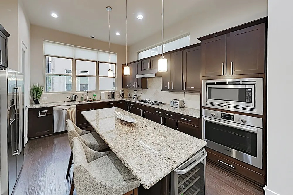 Washington Corridor All-suite W/ Gourmet Kitchen 3 Bedroom Townhouse