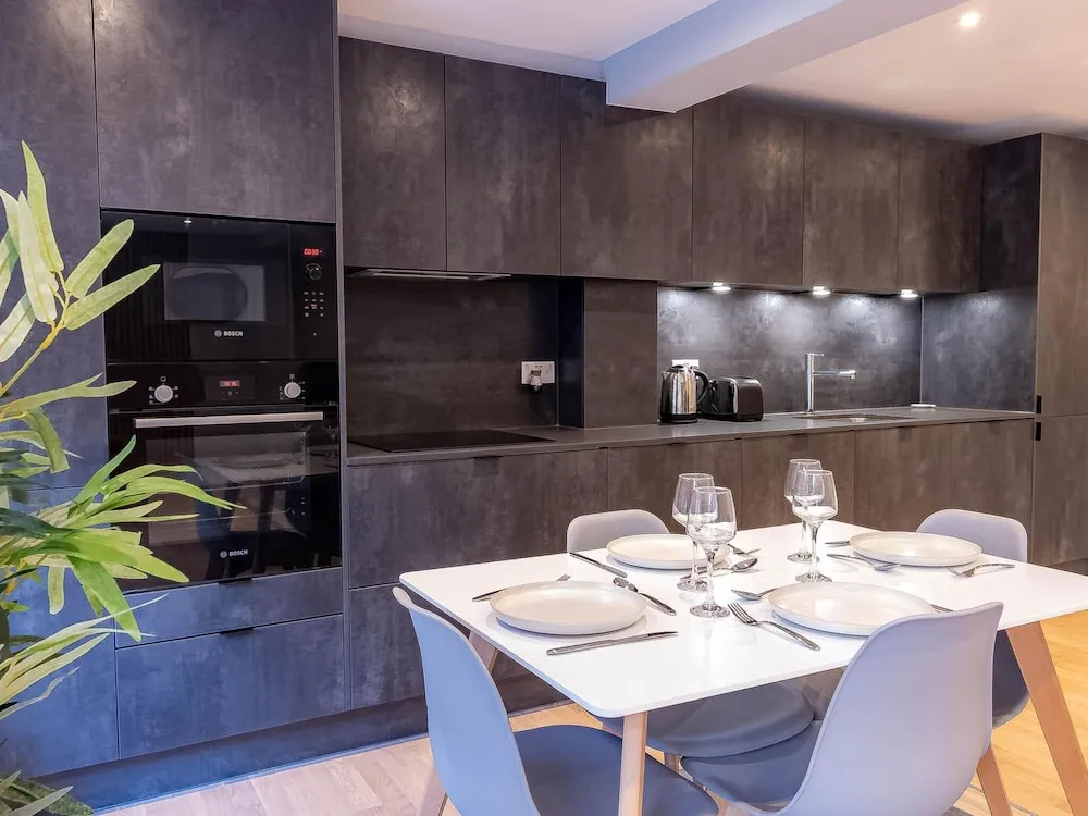 Broadway Market Beauty Three-bedroom by Sojo Stay
