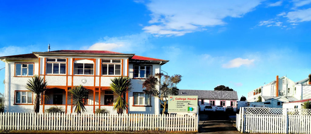 College House Backpackers - BBH