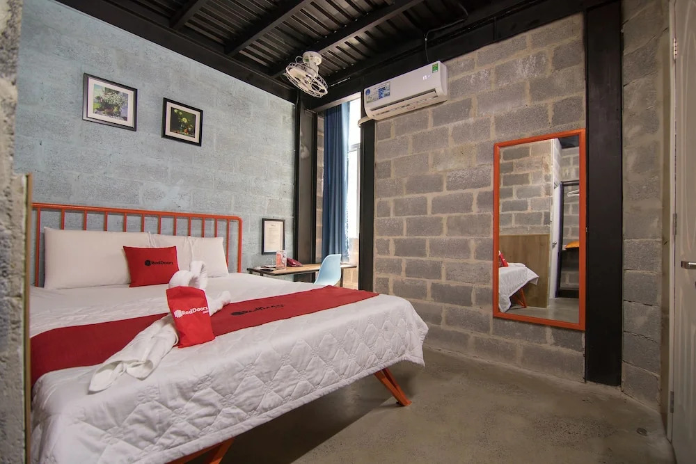RedDoorz Plus @ Ung Van Khiem Street