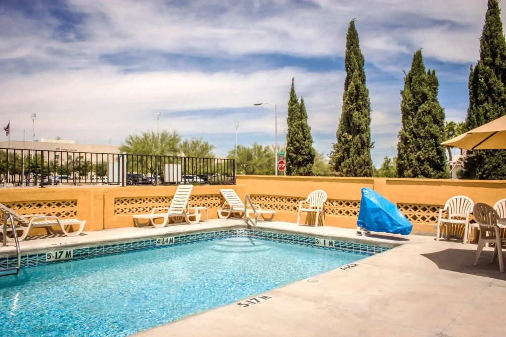 Econo Lodge University