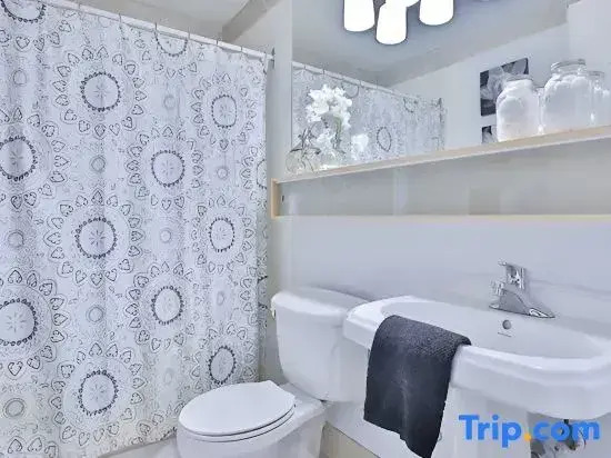 Yorkville Bloor Suites- 2 minutes walk to Transit