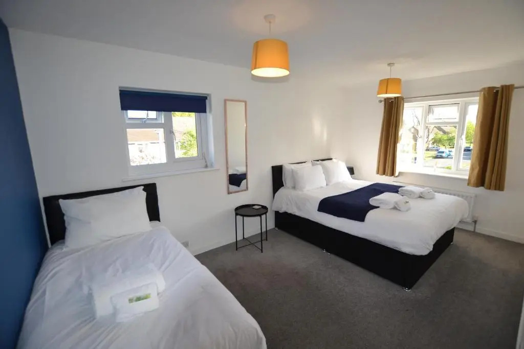 Wisteria Tree - 2 Bed House - Stayseekers