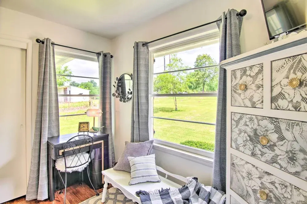 Charming Country Cottage: 5 Mi to Downtown Tulsa!
