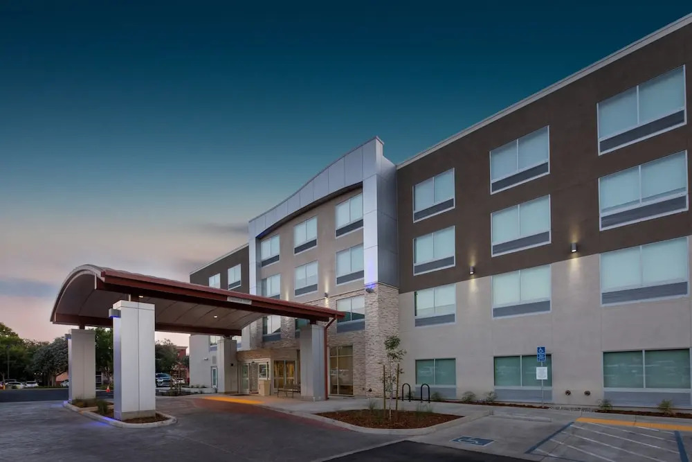 Holiday Inn Express & Suites Chico by IHG