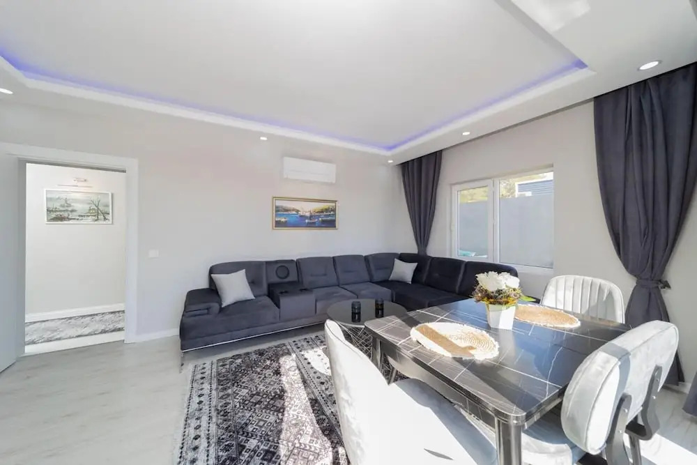 Villa With Pool and Backyard in Kepez